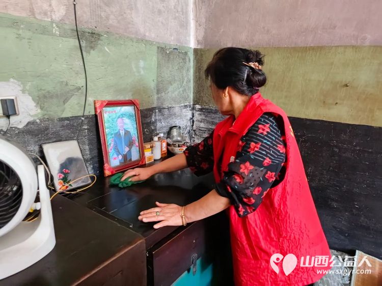 介休市张兰镇旧新堡村85岁特困老人张学祥家中迎来介休市敬老协会敬老爱老助老志愿者 - 第17张 - 山西公益人 介休市张兰镇旧新堡村85岁特困老人张学祥家中迎来介休市敬老协会敬老爱老助老志愿者 - 第17张