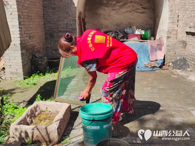 介休市张兰镇旧新堡村85岁特困老人张学祥家中迎来介休市敬老协会敬老爱老助老志愿者 - 第22张 - 山西公益人 介休市张兰镇旧新堡村85岁特困老人张学祥家中迎来介休市敬老协会敬老爱老助老志愿者 - 第22张