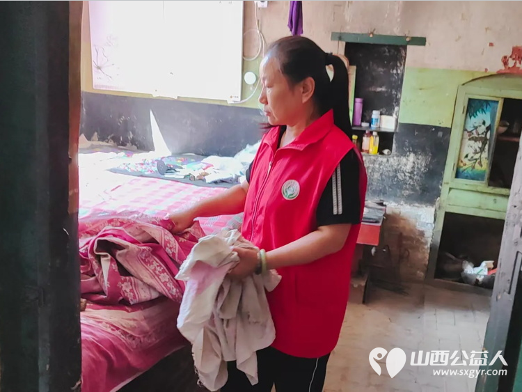 介休市张兰镇旧新堡村85岁特困老人张学祥家中迎来介休市敬老协会敬老爱老助老志愿者 - 第21张 - 山西公益人 介休市张兰镇旧新堡村85岁特困老人张学祥家中迎来介休市敬老协会敬老爱老助老志愿者 - 第21张