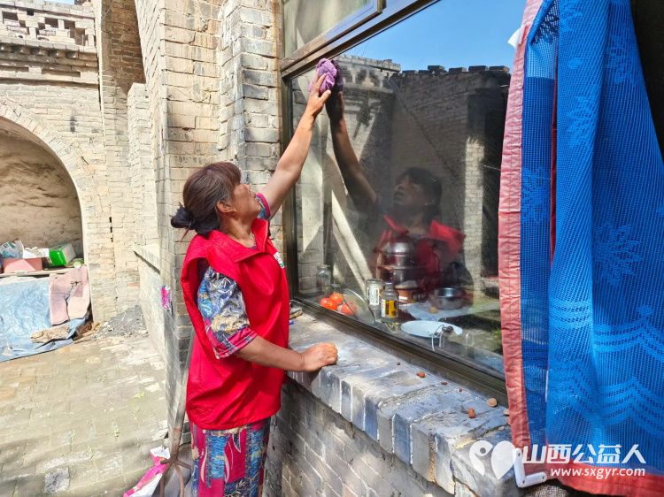 介休市张兰镇旧新堡村85岁特困老人张学祥家中迎来介休市敬老协会敬老爱老助老志愿者 - 第8张 - 山西公益人 介休市张兰镇旧新堡村85岁特困老人张学祥家中迎来介休市敬老协会敬老爱老助老志愿者 - 第8张