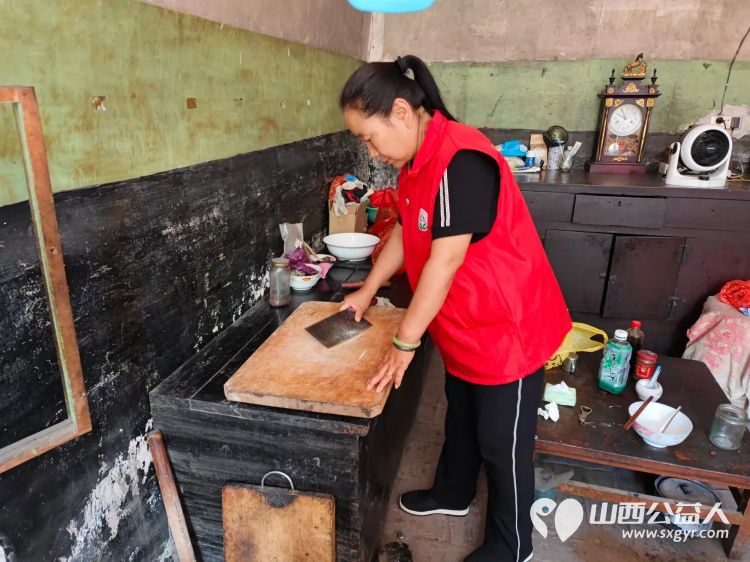 介休市张兰镇旧新堡村85岁特困老人张学祥家中迎来介休市敬老协会敬老爱老助老志愿者 - 第16张 - 山西公益人 介休市张兰镇旧新堡村85岁特困老人张学祥家中迎来介休市敬老协会敬老爱老助老志愿者 - 第16张