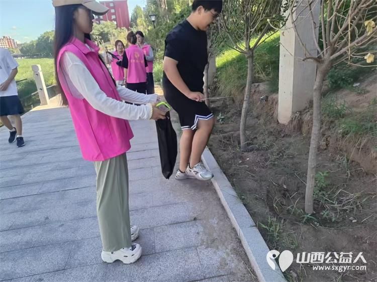 文水县爱心帮扶志愿者协会组织大学生志愿者开展新时代文明实践活动保护文峪河清理环境卫生 - 第6张