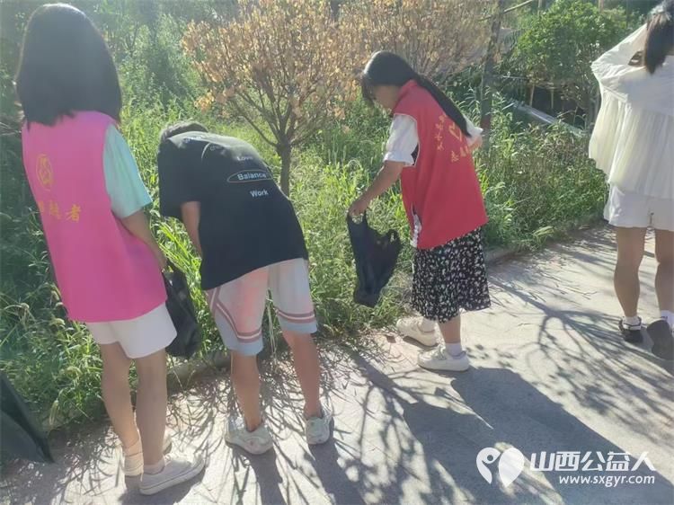 文水县爱心帮扶志愿者协会组织大学生志愿者开展新时代文明实践活动保护文峪河清理环境卫生 - 第9张