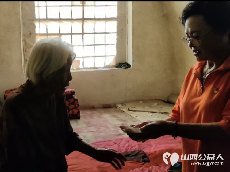 寿阳县卡卡公益协会组织志愿者慰问贫困户送去米面油生活用品 - 第4张 - 山西公益人 寿阳县卡卡公益协会组织志愿者慰问贫困户送去米面油生活用品 - 第4张