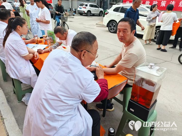 志愿服务进社区8月14日介休市敬老协会组织志愿者走进西南街道南河沿街社区为老人们免费服务 - 第26张 - 山西公益人 志愿服务进社区8月14日介休市敬老协会组织志愿者走进西南街道南河沿街社区为老人们免费服务 - 第26张