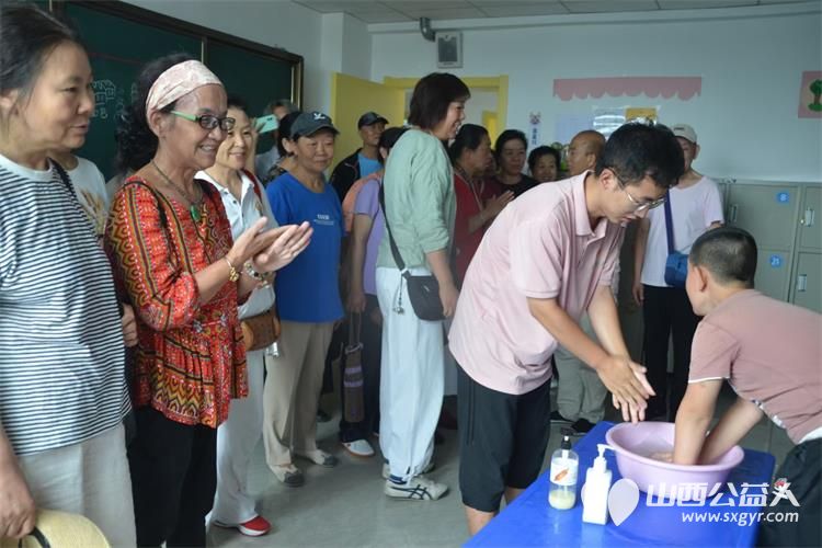 山西省瑜伽学会中老年瑜伽团的会员们来到灵星阳曲校区给孩子们捐赠大绳、洗衣粉消毒液等学习生活物资 - 第6张 - 山西公益人 山西省瑜伽学会中老年瑜伽团的会员们来到灵星阳曲校区给孩子们捐赠大绳、洗衣粉消毒液等学习生活物资 - 第6张