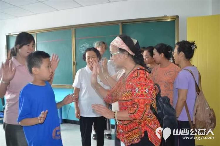 山西省瑜伽学会中老年瑜伽团的会员们来到灵星阳曲校区给孩子们捐赠大绳、洗衣粉消毒液等学习生活物资 - 第7张 - 山西公益人 山西省瑜伽学会中老年瑜伽团的会员们来到灵星阳曲校区给孩子们捐赠大绳、洗衣粉消毒液等学习生活物资 - 第7张