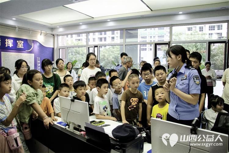 小店区营盘街道南内环街二社区来自15所小学的35名学生参观王村派出所日常工作环境体验警察工作 - 第8张 - 山西公益人 小店区营盘街道南内环街二社区来自15所小学的35名学生参观王村派出所日常工作环境体验警察工作 - 第8张