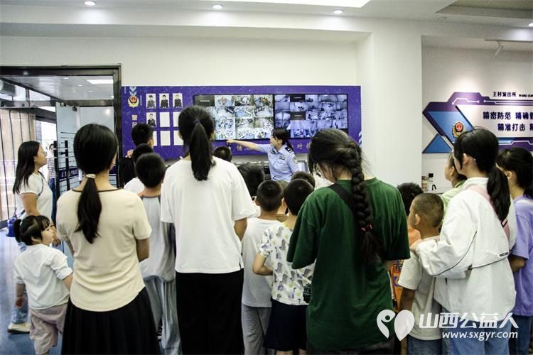 小店区营盘街道南内环街二社区来自15所小学的35名学生参观王村派出所日常工作环境体验警察工作 - 第9张 - 山西公益人 小店区营盘街道南内环街二社区来自15所小学的35名学生参观王村派出所日常工作环境体验警察工作 - 第9张