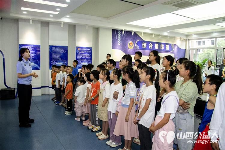 小店区营盘街道南内环街二社区来自15所小学的35名学生参观王村派出所日常工作环境体验警察工作 - 第3张 - 山西公益人 小店区营盘街道南内环街二社区来自15所小学的35名学生参观王村派出所日常工作环境体验警察工作 - 第3张
