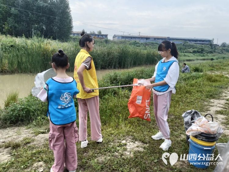 全国生态日,岚县公益365爱心协会志愿者齐聚岚河积极开展净滩行动守护美丽岚河 - 第2张 - 山西公益人 全国生态日,岚县公益365爱心协会志愿者齐聚岚河积极开展净滩行动守护美丽岚河 - 第2张
