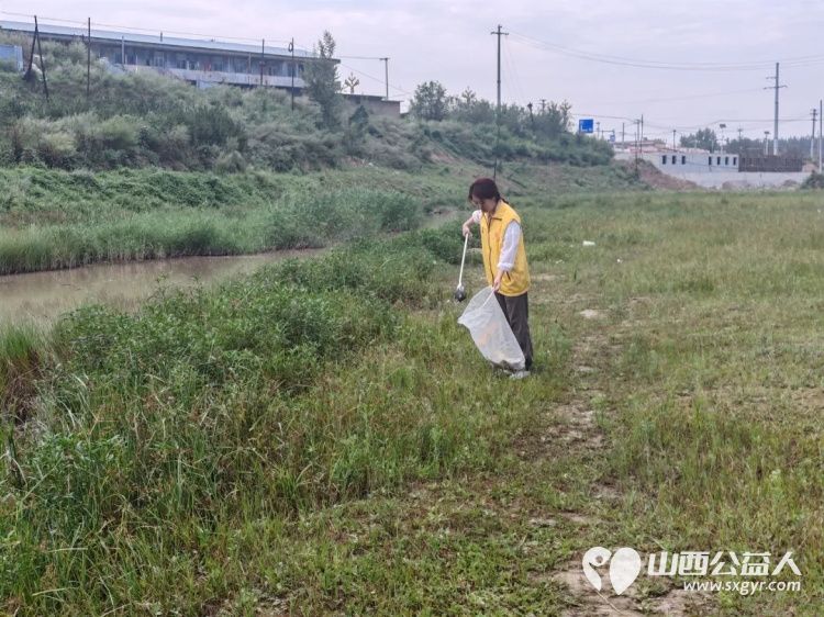 全国生态日,岚县公益365爱心协会志愿者齐聚岚河积极开展净滩行动守护美丽岚河 - 第5张 - 山西公益人 全国生态日,岚县公益365爱心协会志愿者齐聚岚河积极开展净滩行动守护美丽岚河 - 第5张