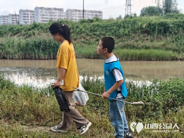 全国生态日,岚县公益365爱心协会志愿者齐聚岚河积极开展净滩行动守护美丽岚河 - 第4张 - 山西公益人 全国生态日,岚县公益365爱心协会志愿者齐聚岚河积极开展净滩行动守护美丽岚河 - 第4张