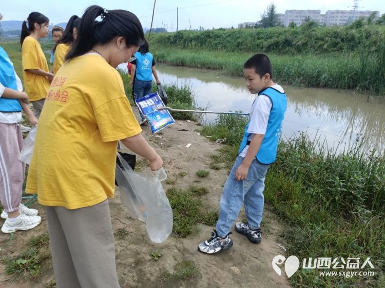 全国生态日,岚县公益365爱心协会志愿者齐聚岚河积极开展净滩行动守护美丽岚河 - 第3张 - 山西公益人 全国生态日,岚县公益365爱心协会志愿者齐聚岚河积极开展净滩行动守护美丽岚河 - 第3张