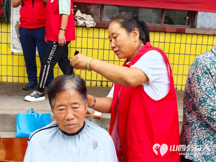 介休市敬老协会“孝善行”之敬老爱老助老行动8月17日走进连福镇东杨屯村为老人免费服务 - 第7张 - 山西公益人 介休市敬老协会“孝善行”之敬老爱老助老行动8月17日走进连福镇东杨屯村为老人免费服务 - 第7张
