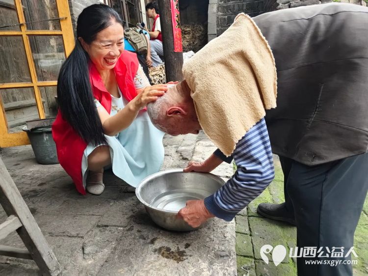 8月17日介休市敬老协会敬老爱老助老行动走进连福镇东杨屯村入户85岁特困老人李丰达家中 - 第7张 - 山西公益人 8月17日介休市敬老协会敬老爱老助老行动走进连福镇东杨屯村入户85岁特困老人李丰达家中 - 第7张