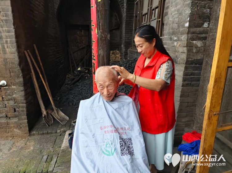 8月17日介休市敬老协会敬老爱老助老行动走进连福镇东杨屯村入户85岁特困老人李丰达家中 - 第6张 - 山西公益人 8月17日介休市敬老协会敬老爱老助老行动走进连福镇东杨屯村入户85岁特困老人李丰达家中 - 第6张