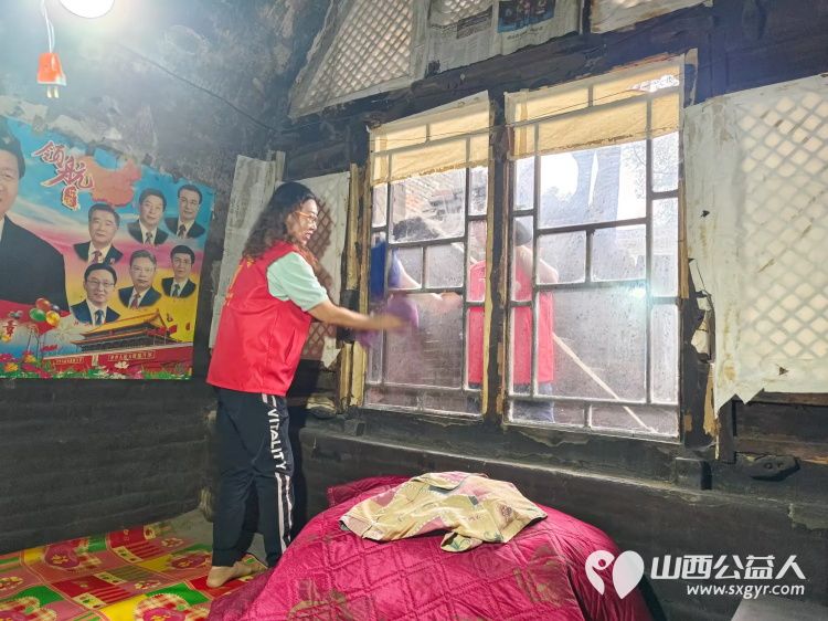 8月17日介休市敬老协会敬老爱老助老行动走进连福镇东杨屯村入户85岁特困老人李丰达家中 - 第4张 - 山西公益人 8月17日介休市敬老协会敬老爱老助老行动走进连福镇东杨屯村入户85岁特困老人李丰达家中 - 第4张