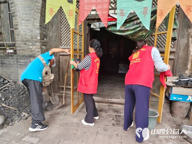 8月17日介休市敬老协会敬老爱老助老行动走进连福镇东杨屯村入户85岁特困老人李丰达家中 - 第2张 - 山西公益人 8月17日介休市敬老协会敬老爱老助老行动走进连福镇东杨屯村入户85岁特困老人李丰达家中 - 第2张