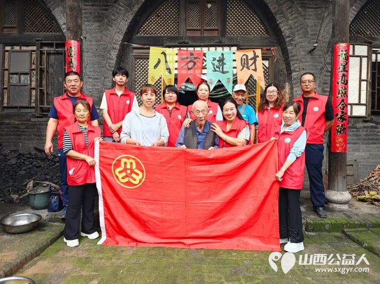8月17日介休市敬老协会敬老爱老助老行动走进连福镇东杨屯村入户85岁特困老人李丰达家中 - 第1张 - 山西公益人 8月17日介休市敬老协会敬老爱老助老行动走进连福镇东杨屯村入户85岁特困老人李丰达家中 - 第1张