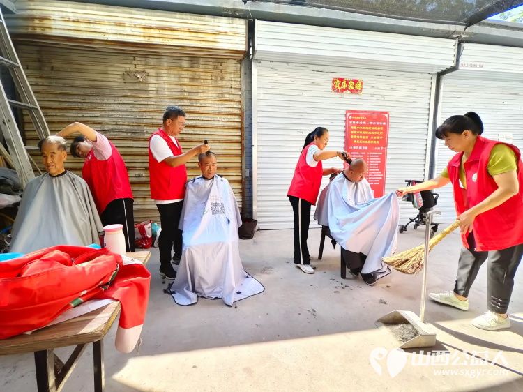 志愿服务进社区健康活动暖人心——8月21日介休市敬老协会走进东南街道南大街社区免费服务老人 - 第4张 - 山西公益人 志愿服务进社区健康活动暖人心——8月21日介休市敬老协会走进东南街道南大街社区免费服务老人 - 第4张