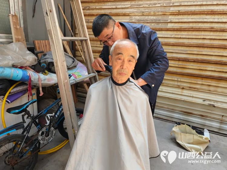 志愿服务进社区健康活动暖人心——8月21日介休市敬老协会走进东南街道南大街社区免费服务老人 - 第9张 - 山西公益人 志愿服务进社区健康活动暖人心——8月21日介休市敬老协会走进东南街道南大街社区免费服务老人 - 第9张