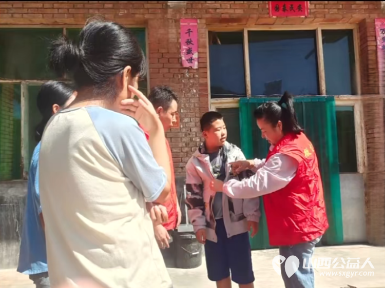 长治市微尘公益协会志愿者举办同心筑梦金秋助学活动捐助贫困孩子上学 - 第8张 - 山西公益人 长治市微尘公益协会志愿者举办同心筑梦金秋助学活动捐助贫困孩子上学 - 第8张