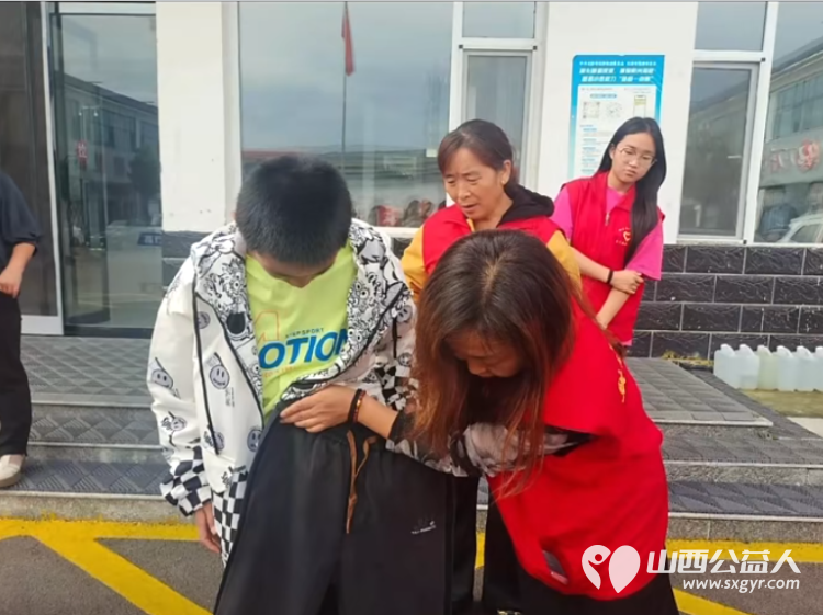 长治市微尘公益协会志愿者举办同心筑梦金秋助学活动捐助贫困孩子上学 - 第7张 - 山西公益人 长治市微尘公益协会志愿者举办同心筑梦金秋助学活动捐助贫困孩子上学 - 第7张