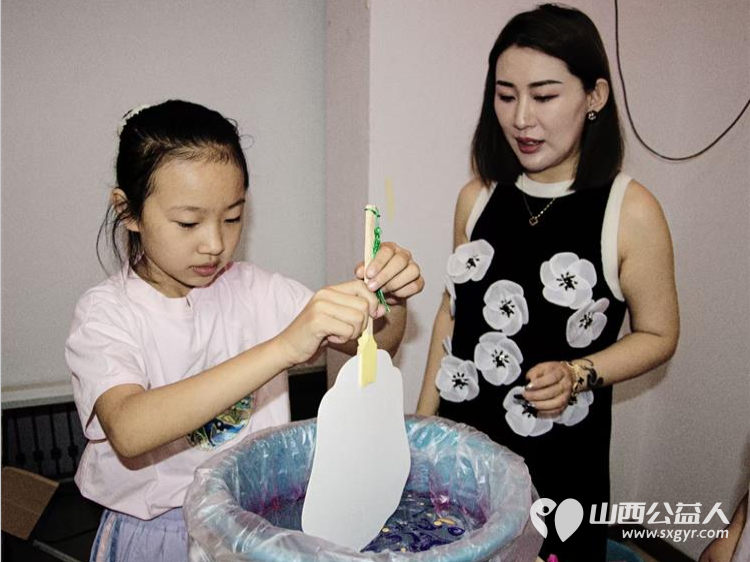 小店区营盘街道南内环二社区组织小学生开展“‘漆’彩暑假,至‘扇’至美”非遗漆扇制作活动 - 第6张 - 山西公益人 小店区营盘街道南内环二社区组织小学生开展“‘漆’彩暑假,至‘扇’至美”非遗漆扇制作活动 - 第6张