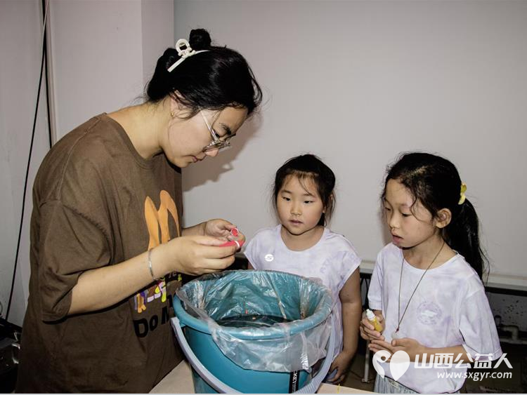 小店区营盘街道南内环二社区组织小学生开展“‘漆’彩暑假,至‘扇’至美”非遗漆扇制作活动 - 第5张 - 山西公益人 小店区营盘街道南内环二社区组织小学生开展“‘漆’彩暑假,至‘扇’至美”非遗漆扇制作活动 - 第5张