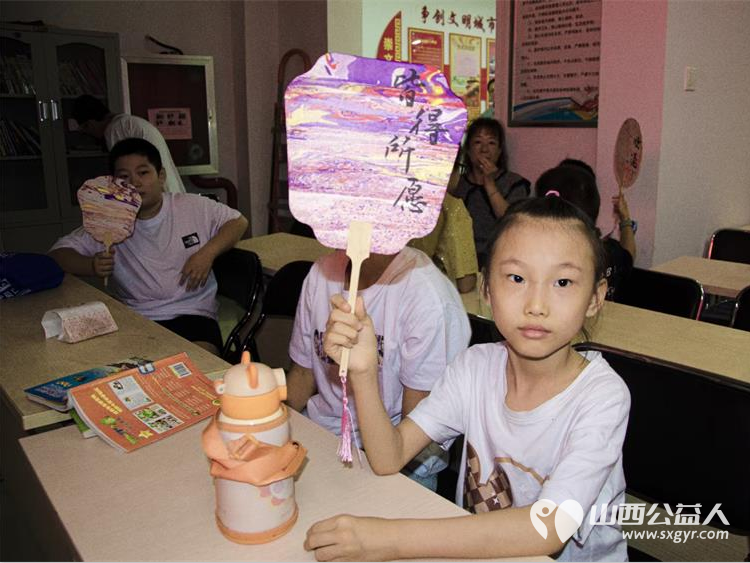 小店区营盘街道南内环二社区组织小学生开展“‘漆’彩暑假,至‘扇’至美”非遗漆扇制作活动 - 第8张 - 山西公益人 小店区营盘街道南内环二社区组织小学生开展“‘漆’彩暑假,至‘扇’至美”非遗漆扇制作活动 - 第8张