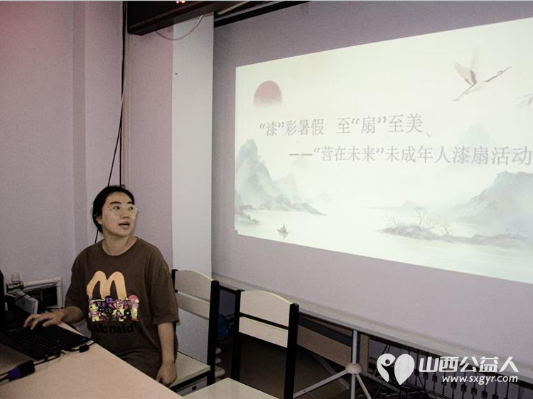 小店区营盘街道南内环二社区组织小学生开展“‘漆’彩暑假,至‘扇’至美”非遗漆扇制作活动 - 第7张 - 山西公益人 小店区营盘街道南内环二社区组织小学生开展“‘漆’彩暑假,至‘扇’至美”非遗漆扇制作活动 - 第7张