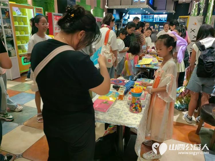 龙城义工组织志愿者举办爱心集市义卖活动筹集的善款资助山村贫困孩子 - 第4张 - 山西公益人 龙城义工组织志愿者举办爱心集市义卖活动筹集的善款资助山村贫困孩子 - 第4张