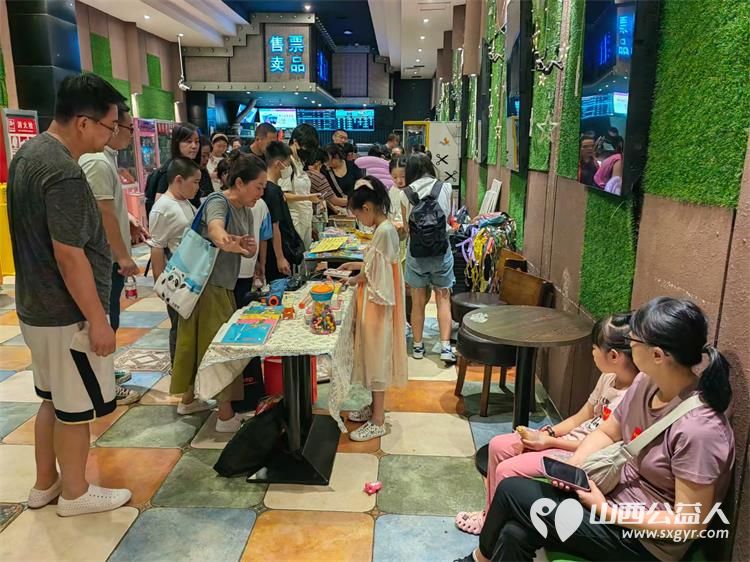 龙城义工组织志愿者举办爱心集市义卖活动筹集的善款资助山村贫困孩子 - 第7张 - 山西公益人 龙城义工组织志愿者举办爱心集市义卖活动筹集的善款资助山村贫困孩子 - 第7张