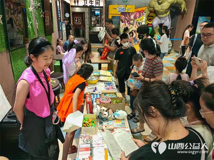 龙城义工组织志愿者举办爱心集市义卖活动筹集的善款资助山村贫困孩子 - 第2张 - 山西公益人 龙城义工组织志愿者举办爱心集市义卖活动筹集的善款资助山村贫困孩子 - 第2张