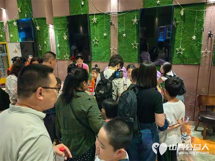 龙城义工组织志愿者举办爱心集市义卖活动筹集的善款资助山村贫困孩子 - 第5张 - 山西公益人 龙城义工组织志愿者举办爱心集市义卖活动筹集的善款资助山村贫困孩子 - 第5张