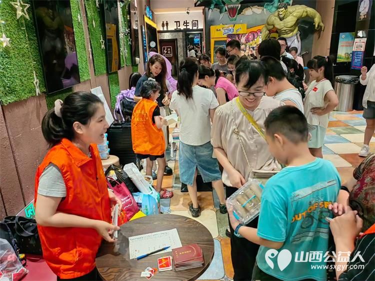 龙城义工组织志愿者举办爱心集市义卖活动筹集的善款资助山村贫困孩子 - 第1张 - 山西公益人 龙城义工组织志愿者举办爱心集市义卖活动筹集的善款资助山村贫困孩子 - 第1张