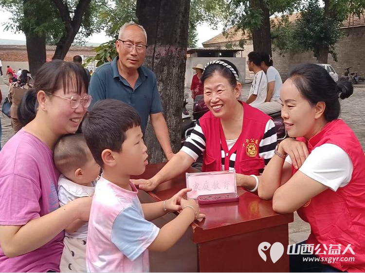寿阳卡卡公益走进宗艾一年一度的古庙会志愿者自编自演文艺节目还有义诊理发按摩家庭教育等服务内容 - 第15张 - 山西公益人 寿阳卡卡公益走进宗艾一年一度的古庙会志愿者自编自演文艺节目还有义诊理发按摩家庭教育等服务内容 - 第15张