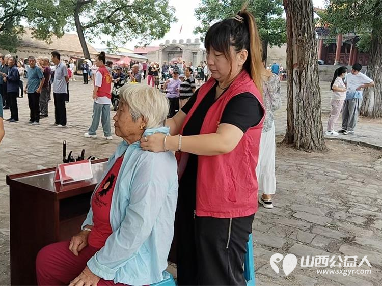 寿阳卡卡公益走进宗艾一年一度的古庙会志愿者自编自演文艺节目还有义诊理发按摩家庭教育等服务内容 - 第12张 - 山西公益人 寿阳卡卡公益走进宗艾一年一度的古庙会志愿者自编自演文艺节目还有义诊理发按摩家庭教育等服务内容 - 第12张