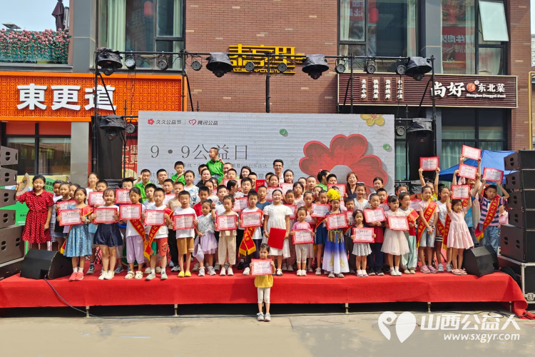 太原市安健儿公益服务中心孤独症孩子们在泰享里举办大型泼彩画艺术活动的成果 - 第1张