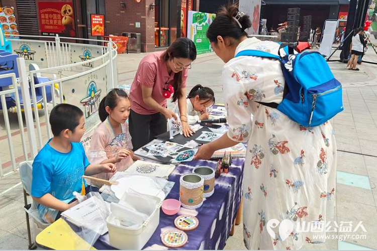 太原市安健儿公益服务中心孤独症孩子们在泰享里举办大型泼彩画艺术活动的成果 - 第7张