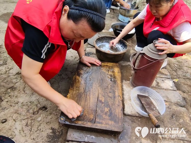 介休市敬老协会组织志愿者走进连福镇邬城店村入户特困老人83岁王学雄家帮老人整理家务 - 第18张 - 山西公益人 介休市敬老协会组织志愿者走进连福镇邬城店村入户特困老人83岁王学雄家帮老人整理家务 - 第18张