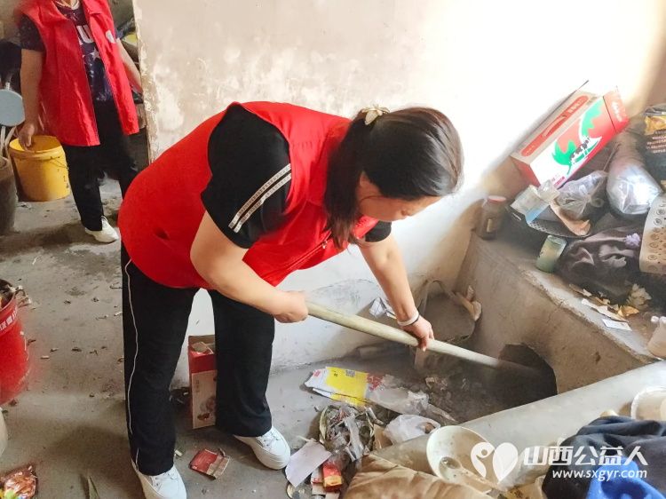 介休市敬老协会组织志愿者走进连福镇邬城店村入户特困老人83岁王学雄家帮老人整理家务 - 第13张 - 山西公益人 介休市敬老协会组织志愿者走进连福镇邬城店村入户特困老人83岁王学雄家帮老人整理家务 - 第13张