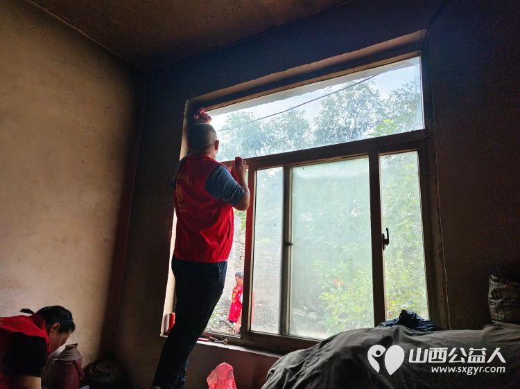 介休市敬老协会组织志愿者走进连福镇邬城店村入户特困老人83岁王学雄家帮老人整理家务 - 第9张 - 山西公益人 介休市敬老协会组织志愿者走进连福镇邬城店村入户特困老人83岁王学雄家帮老人整理家务 - 第9张