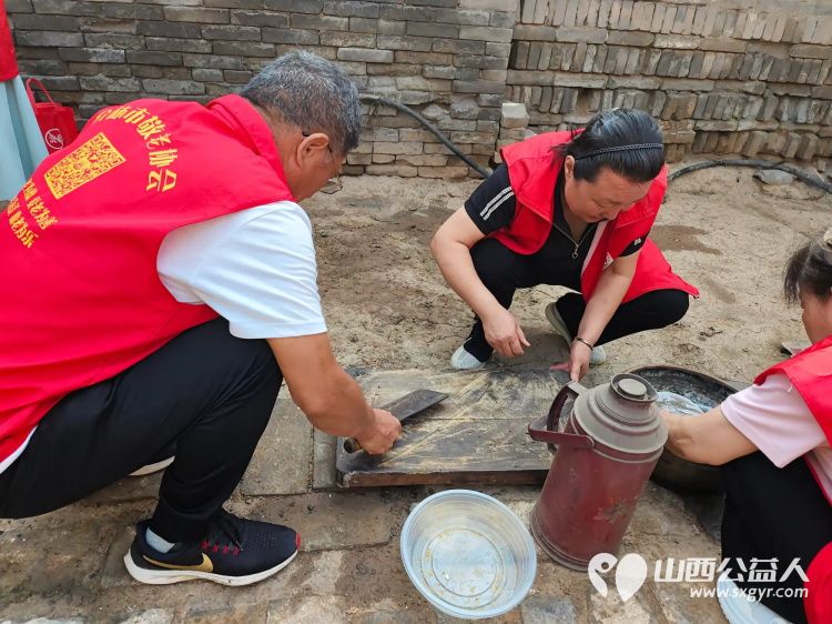 介休市敬老协会组织志愿者走进连福镇邬城店村入户特困老人83岁王学雄家帮老人整理家务 - 第17张 - 山西公益人 介休市敬老协会组织志愿者走进连福镇邬城店村入户特困老人83岁王学雄家帮老人整理家务 - 第17张