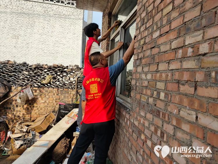 介休市敬老协会组织志愿者走进连福镇邬城店村入户特困老人83岁王学雄家帮老人整理家务 - 第10张 - 山西公益人 介休市敬老协会组织志愿者走进连福镇邬城店村入户特困老人83岁王学雄家帮老人整理家务 - 第10张