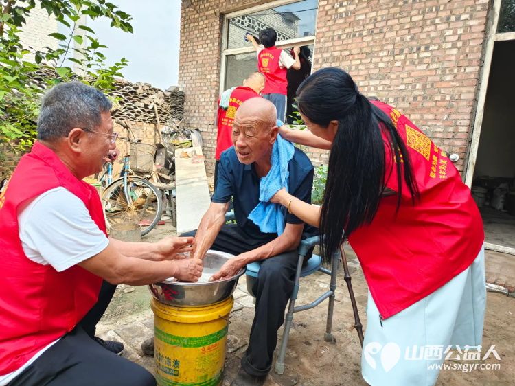 介休市敬老协会组织志愿者走进连福镇邬城店村入户特困老人83岁王学雄家帮老人整理家务 - 第4张 - 山西公益人 介休市敬老协会组织志愿者走进连福镇邬城店村入户特困老人83岁王学雄家帮老人整理家务 - 第4张