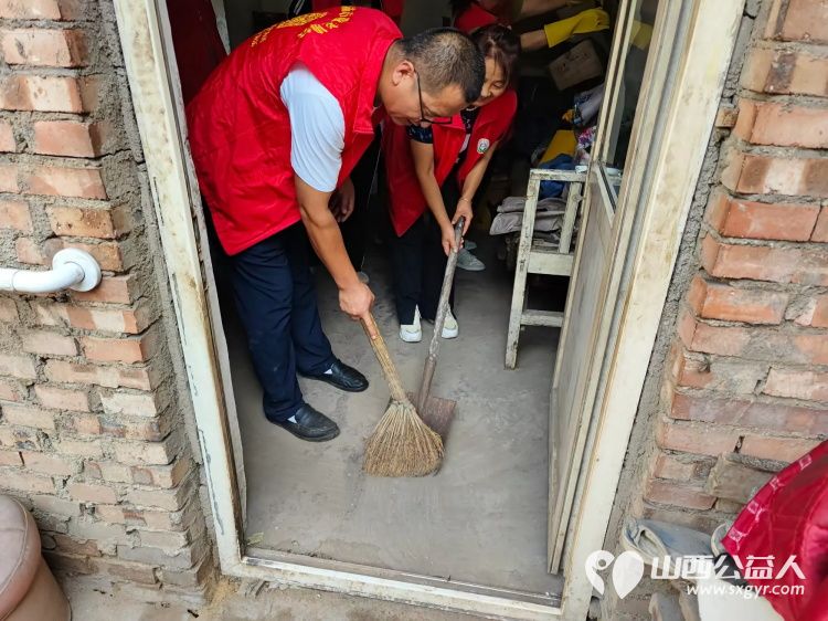 介休市敬老协会组织志愿者走进连福镇邬城店村入户特困老人83岁王学雄家帮老人整理家务 - 第22张 - 山西公益人 介休市敬老协会组织志愿者走进连福镇邬城店村入户特困老人83岁王学雄家帮老人整理家务 - 第22张