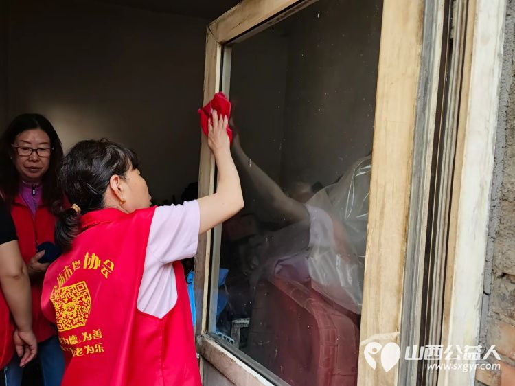 介休市敬老协会组织志愿者走进连福镇邬城店村入户特困老人83岁王学雄家帮老人整理家务 - 第8张 - 山西公益人 介休市敬老协会组织志愿者走进连福镇邬城店村入户特困老人83岁王学雄家帮老人整理家务 - 第8张