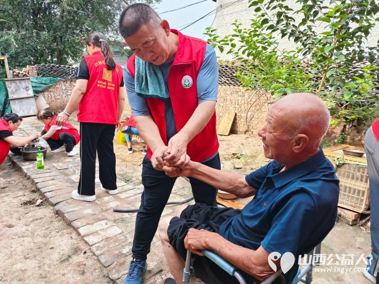 介休市敬老协会组织志愿者走进连福镇邬城店村入户特困老人83岁王学雄家帮老人整理家务 - 第6张 - 山西公益人 介休市敬老协会组织志愿者走进连福镇邬城店村入户特困老人83岁王学雄家帮老人整理家务 - 第6张